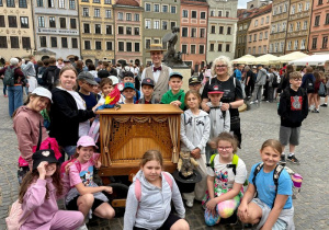 Klasa 3a z Kataryniarzem Janem na warszawskiej Starówc