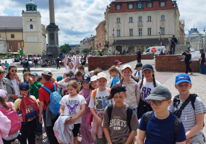 Dzieci pozują na tle Kolumny Zygmunta