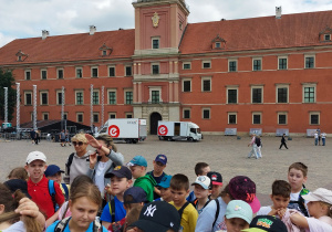 Uczniowie słuchają opowieści o Zamku Królewskim