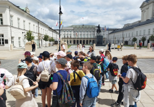 Uczniowie słuchają opowieści pani przewodnik