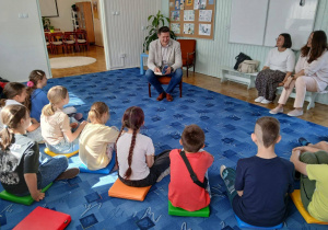Dzieci uczestniczą w akcji czytania