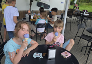 Dzieci jedzą lody.
