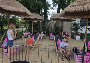 Dzieci jedzą lody.
