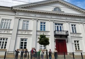 Uczniowie przed siedzibą Młodzieżowego Domu Kultury