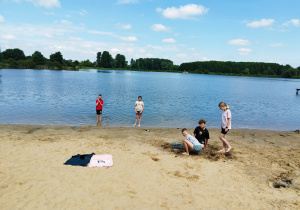 Dzieci bawią się na plaży zalewu