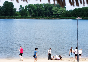 Dzieci bawią się na plaży zalewu