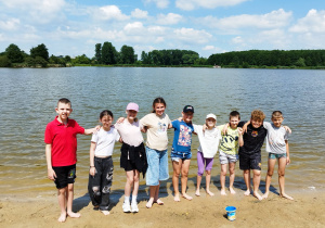 Wspólne zdjęcie uczniów klasy 3b na plaży