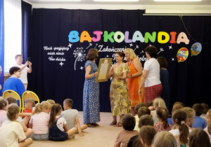 Pani dyrektor wręcza Paniom pamiątkowe zdęcia.