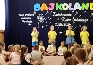 Dziewczynki śpiewają dla Pań piosenkę