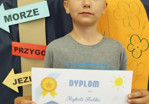 Uczeń klasy 3b z dyplomami