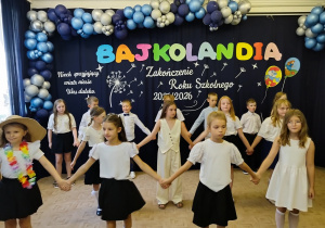Uczniowie klas 2 żegnają trzecioklasistów.