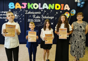 Uczniowie z klas trzecich nagrodzeni listami gratulacyjnymi wraz z panią wicedyrektor