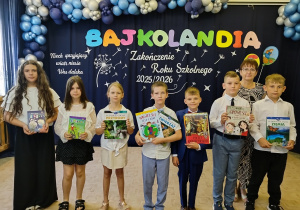 Laureaci konkursów przedmiotowych z klas trzecich wraz z panią wicedyrektor