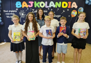 Najbardziej aktywne Bajkoludki wraz z opiekunkami samorządu szkolnego