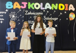 Uczniowie z klas trzecich czytają podziękowania dla pracowników szkoły