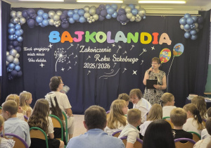 Pani wicedyrektor rozpoczyna uroczystość.