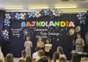 Uczniowie nagrodzeni dyplomami i książkami