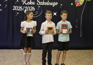 Uczniowie nagrodzeni dyplomami i książkami