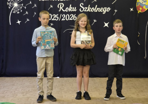 Uczniowie nagrodzeni dyplomami i książkami