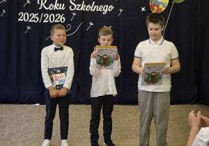 Uczniowie nagrodzeni dyplomami i książkami