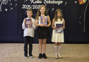 Uczniowie nagrodzeni dyplomami i książkami