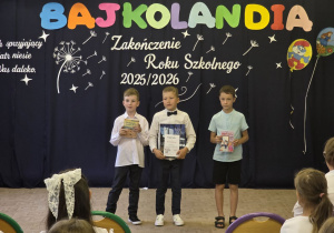 Uczniowie nagrodzeni dyplomami i książkami