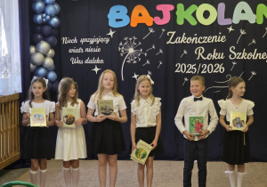 Uczniowie nagrodzeni dyplomami i książkami