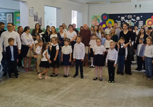 Zgromadzeni w holu szkoły uczniowie i rodzice