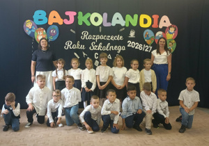 Klasa 1 b wraz z paniami nauczycielkami