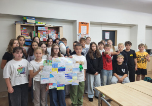 Uczniowie klasy 5b prezentują wakacyjny plakat