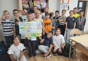 Uczniowie klasy 4a prezentujący wakacyjne wspomnienia