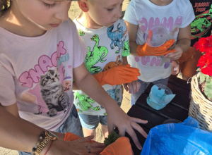 Lekcja przyrody klasy 1b – nauka poza klasą!