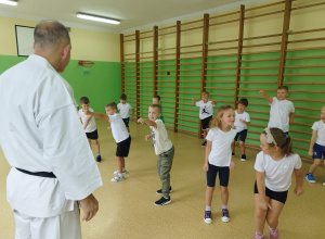Spotkanie Smerfów z mistrzem karate