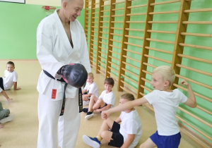 Chłopiec próbuje wykonać cios karate
