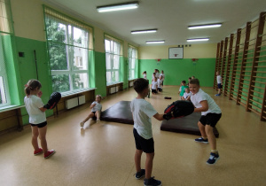 Dzieci uczestniczą w ćwiczeniach proponowanych przez mistrza