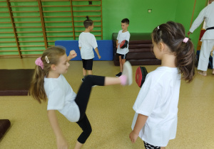 Dzieci uczestniczą w ćwiczeniach proponowanych przez mistrza
