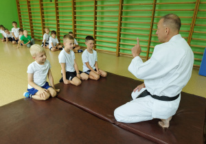 Trener karate wyjaśnia zasady treningu