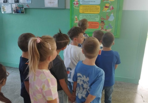 Pierwszaki poznają Księgę Zwyczajów Bajkoludków.