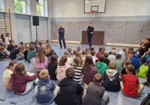 Uczniowie uczestniczący w spotkaniu z funkcjonariuszami Policji