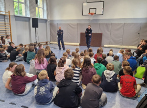 Bezpieczna droga i aktywna mobilność – spotkanie uczniów z funkcjonariuszami Wydziału Ruchu Drogowego Komendy Powiatowej Policji w Zgierzu