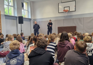 Uczniowie uczestniczący w spotkaniu z funkcjonariuszami Policji