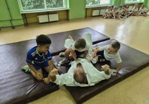 Dzieci ćwiczą z mistrzem.