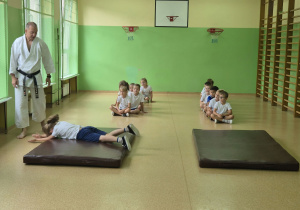 Dzieci ćwiczą z mistrzem.