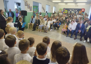 Bajkoludki z samorządu szkolnego czytają życzenia.