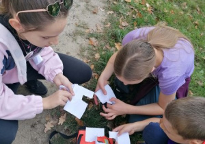Uczestnicy Rajdu rozwiązują zagadki logiczne