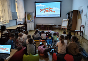Dzieci oglądają film