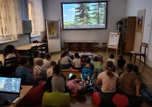 Dzieci oglądają film