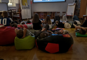 Uczniowie oglądają film