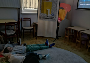 Uczniowie oglądają film