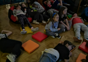 Uczniowie oglądają film